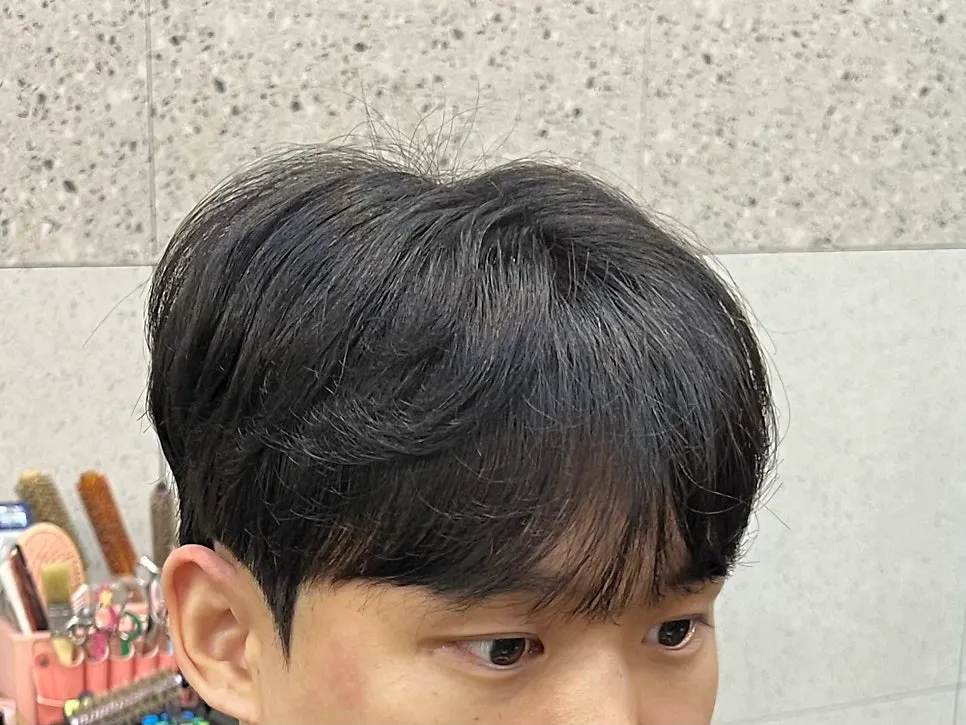 앞머리가 무겁게 내려온 시술 전 남자 헤어