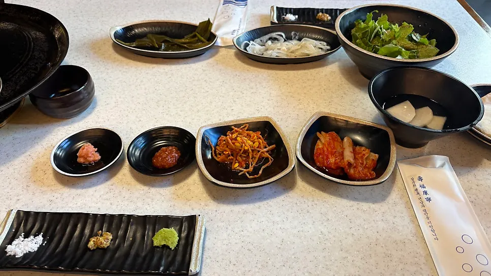고기와 함께 나온 기본 밑반찬