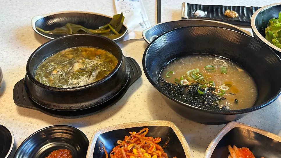 명이나물과 김치 등 밑반찬
