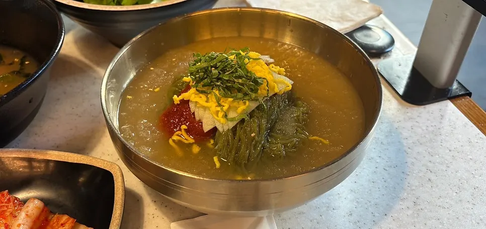 명이나물과 홀그레인을 곁들인 고기