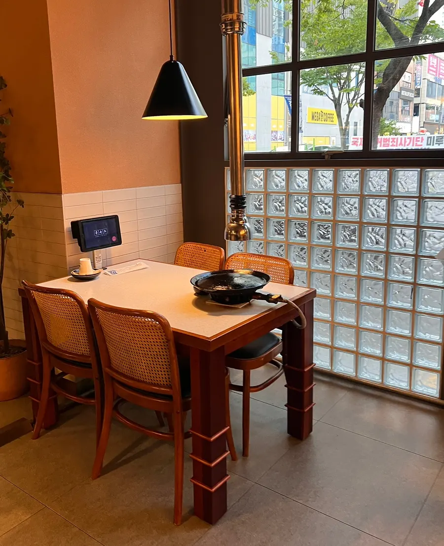 Private-room-style group seating at Mongyudo