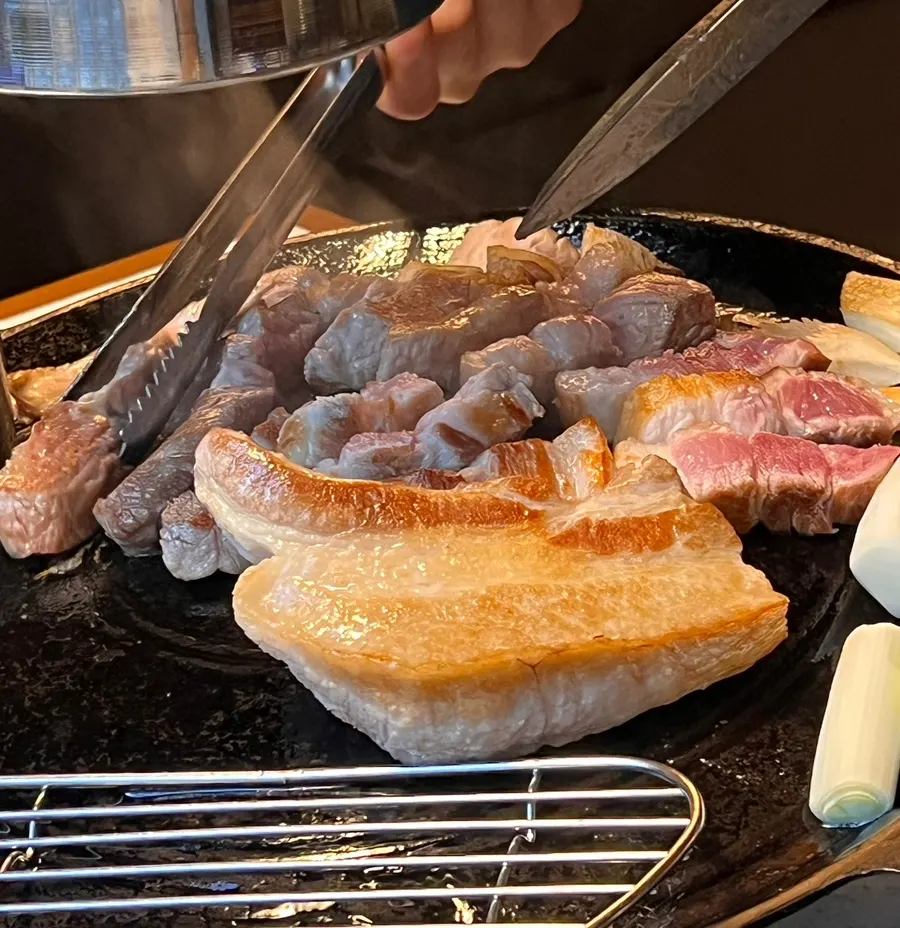 Mongyudo meat being grilled by a staff member