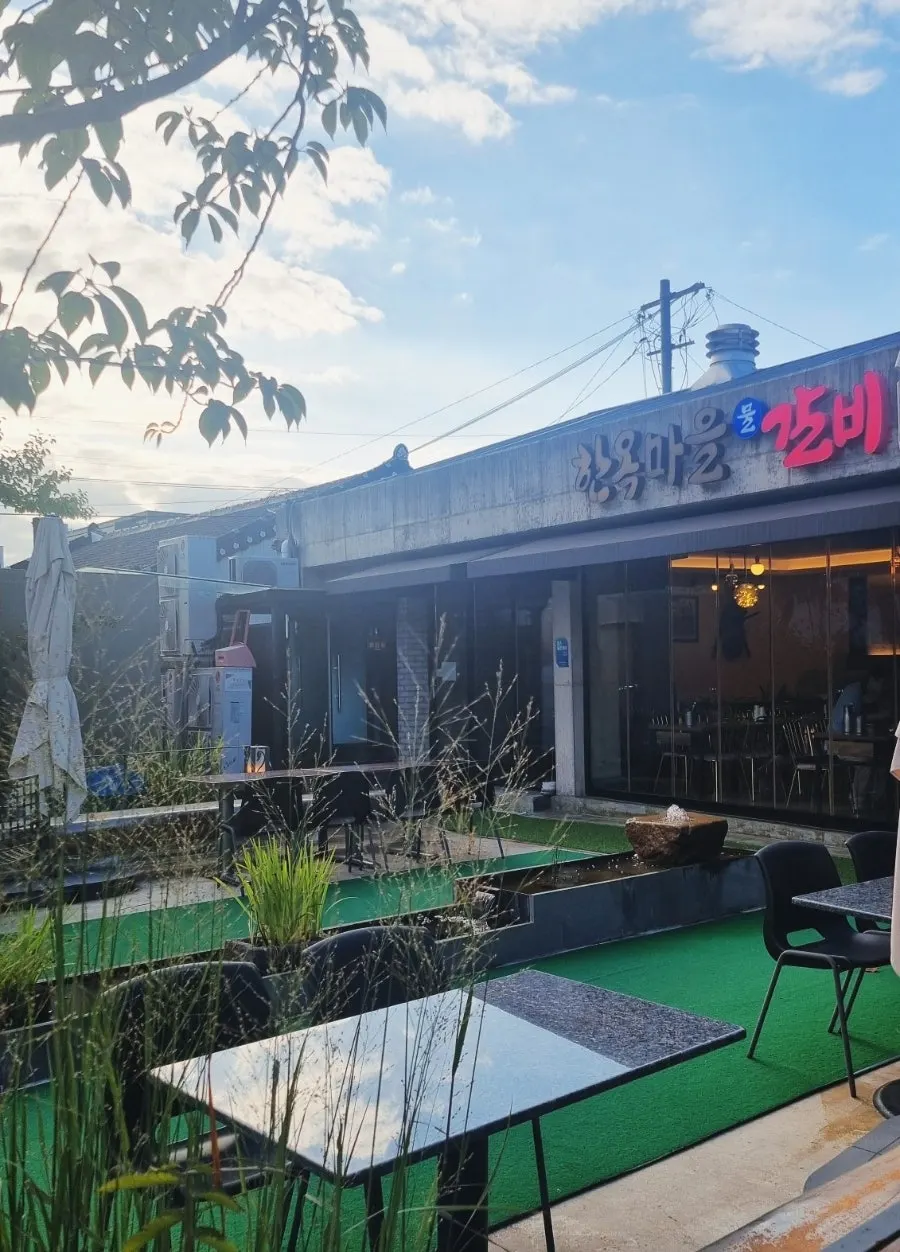 한옥마을물갈비 매장 앞 주차 공간