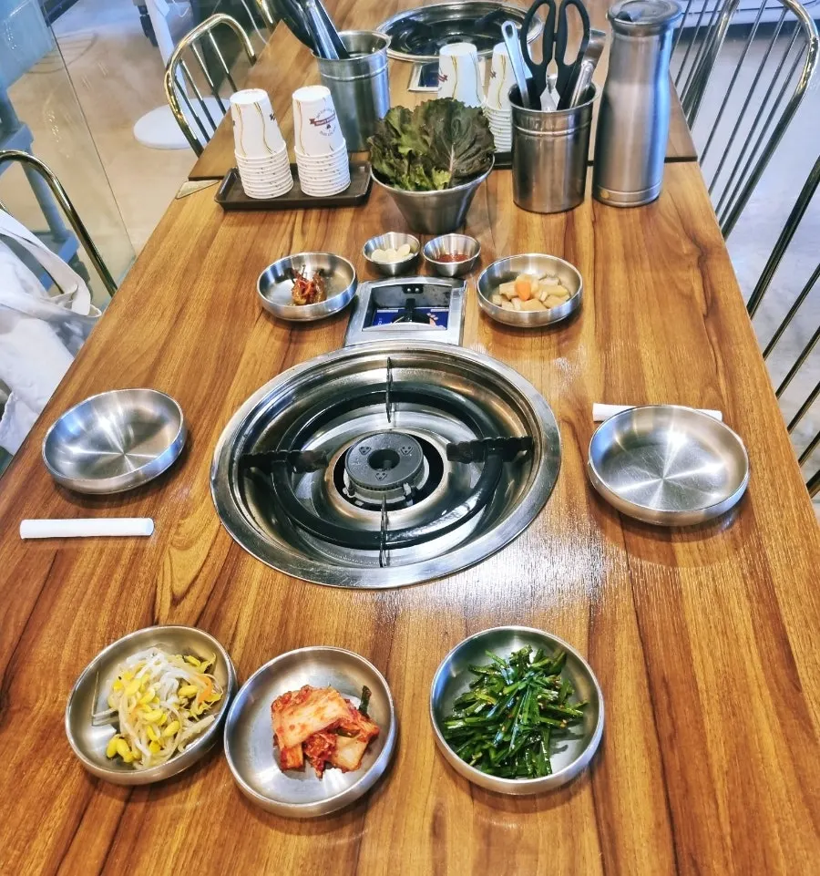 재료가 푸짐하게 담긴 갈비전골