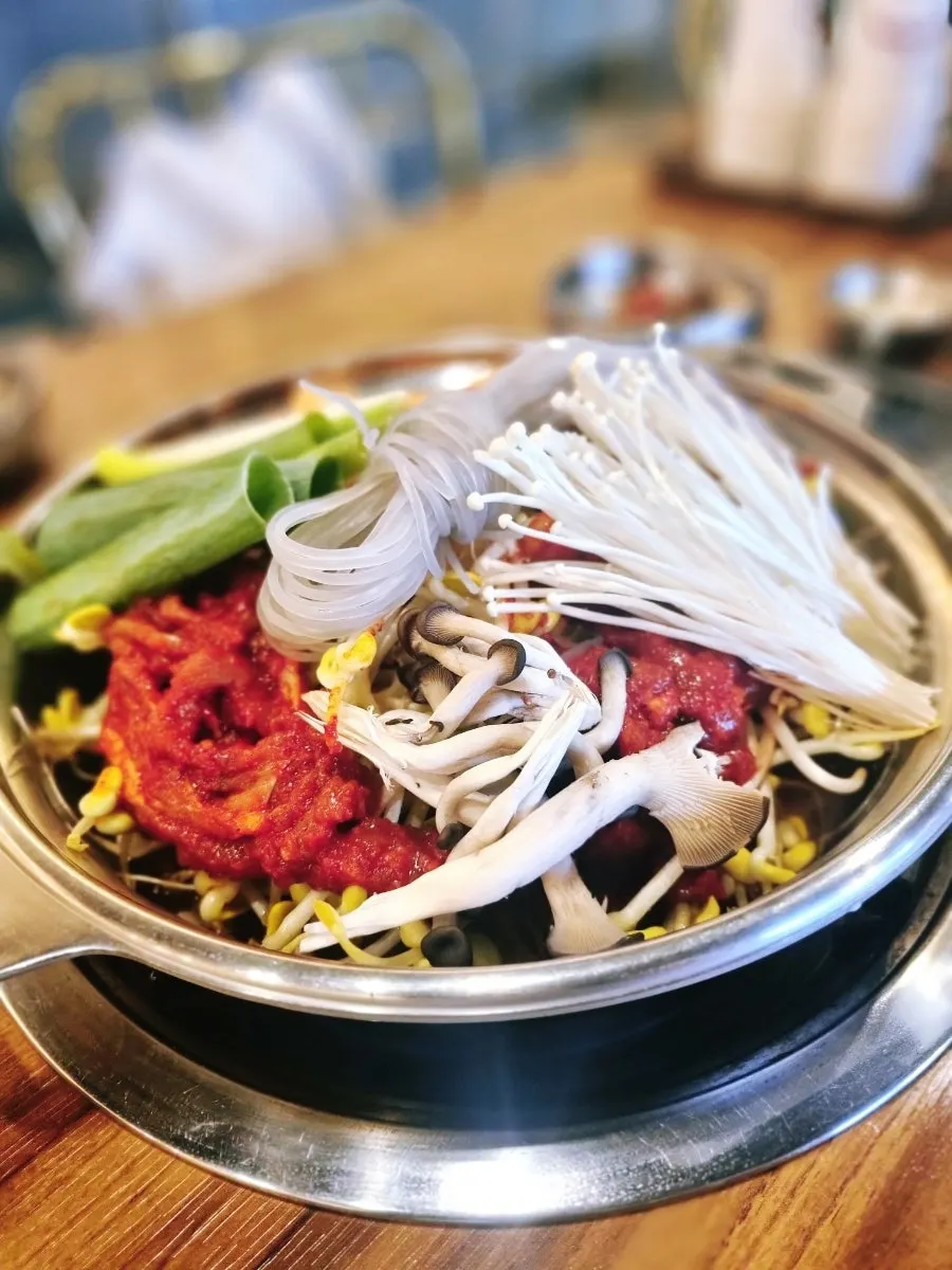 당면과 채소가 올라간 갈비전골