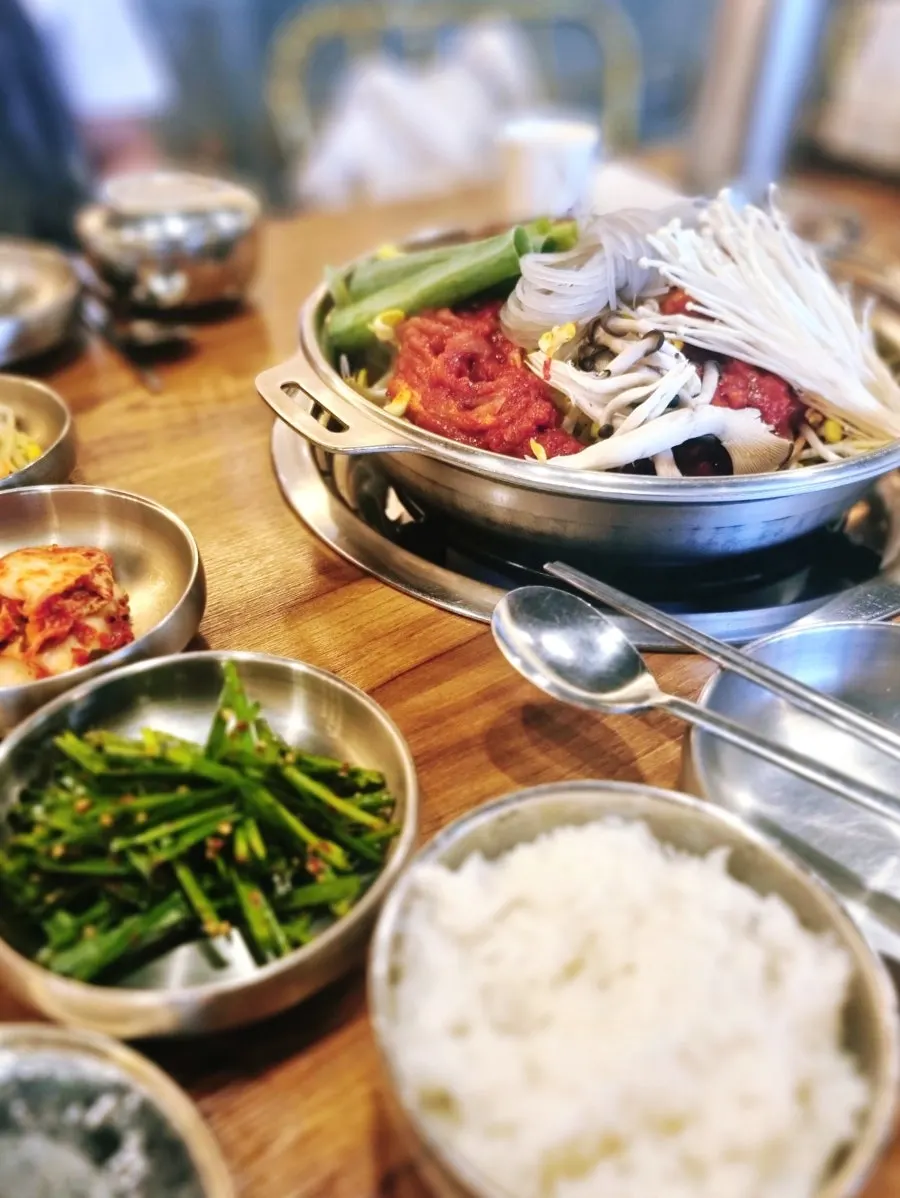 콩나물과 버섯을 올린 갈비전골