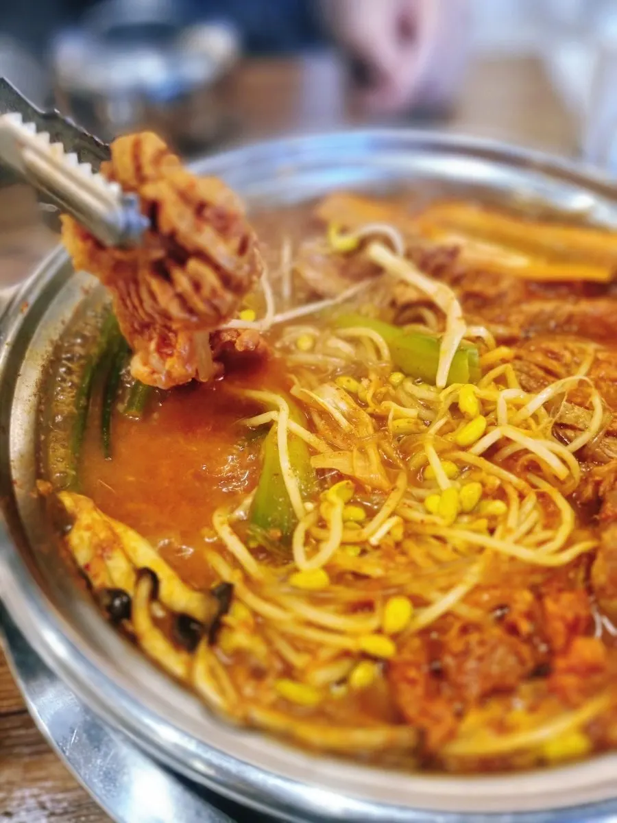 전골에서 건져 먹는 당면과 콩나물