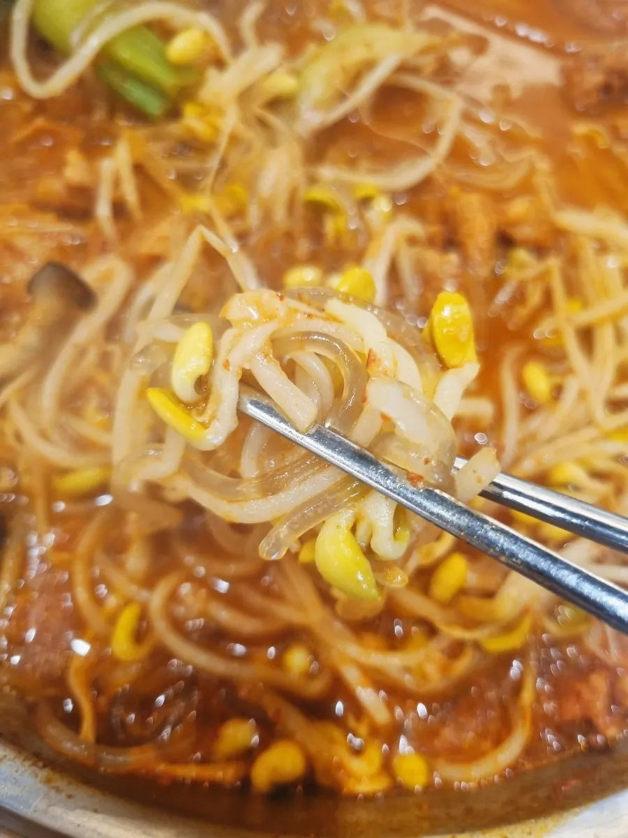 매콤달콤한 양념의 갈비전골 재료