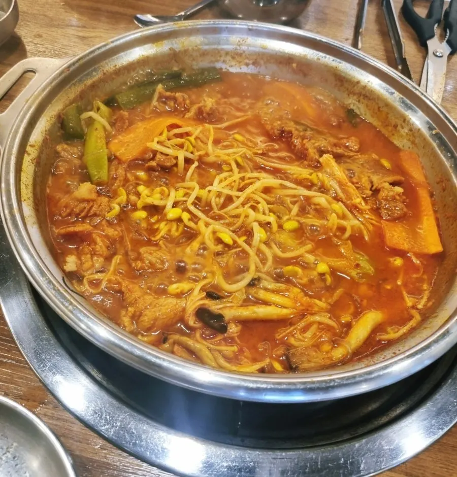 익은 고기와 채소가 담긴 갈비전골