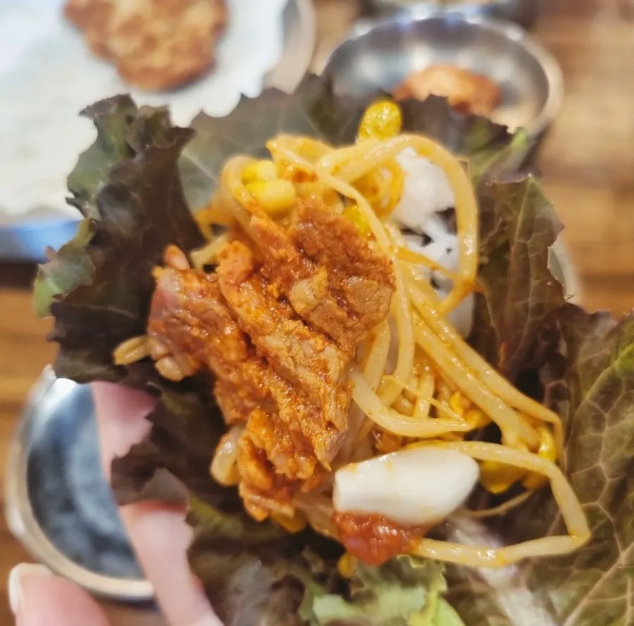 콩나물과 당면을 올린 고기 쌈