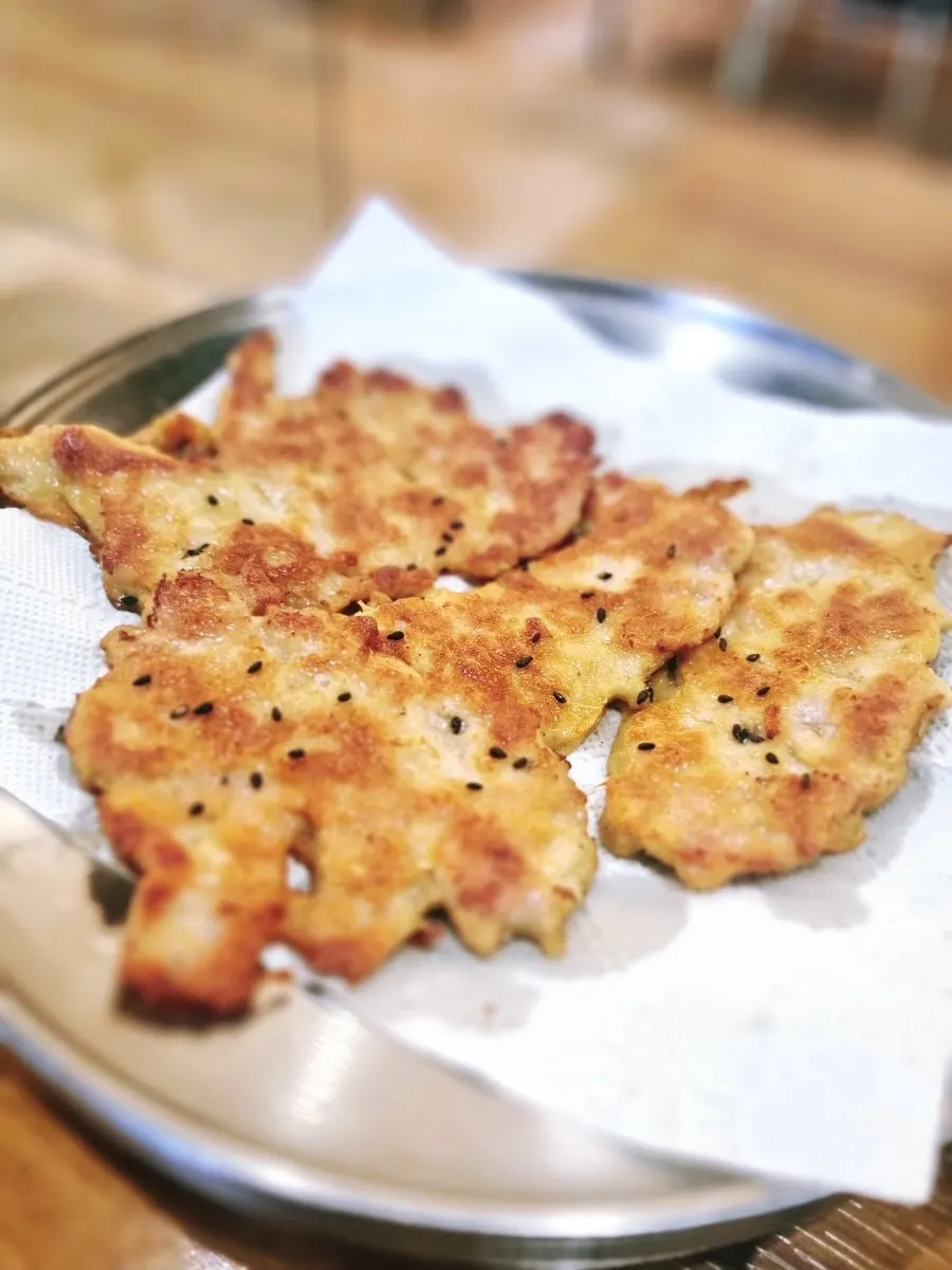 두툼한 돼지고기 육전 한 접시
