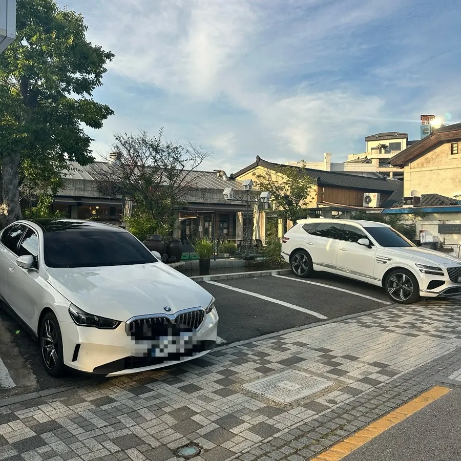 한옥마을물갈비 매장 앞 주차장