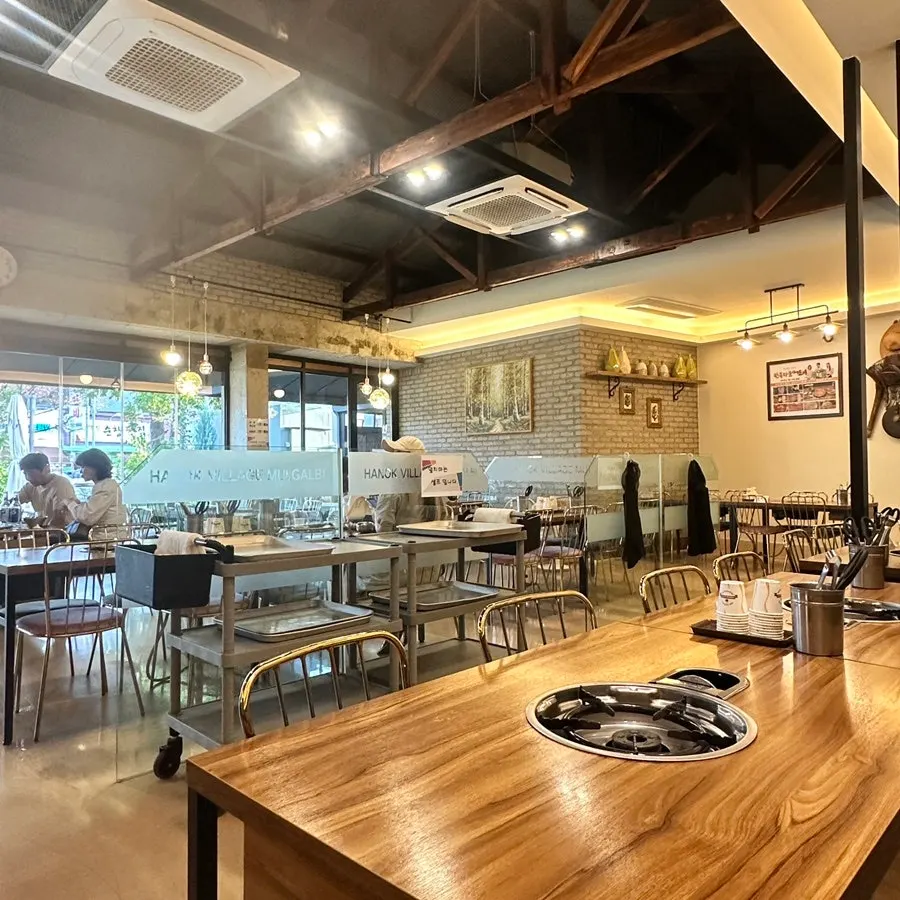 넓은 한옥마을물갈비 매장 내부 전경