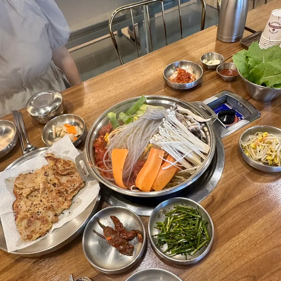 상에 차려진 갈비전골 세트 한상