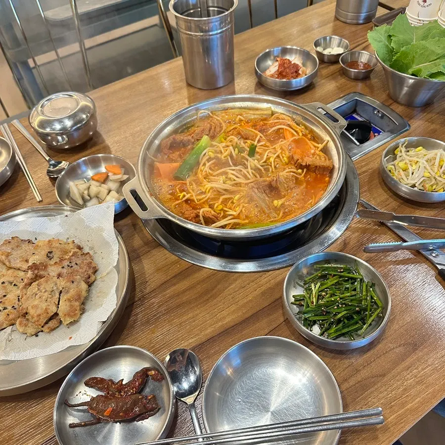 끓고 있는 갈비전골과 육전 접시