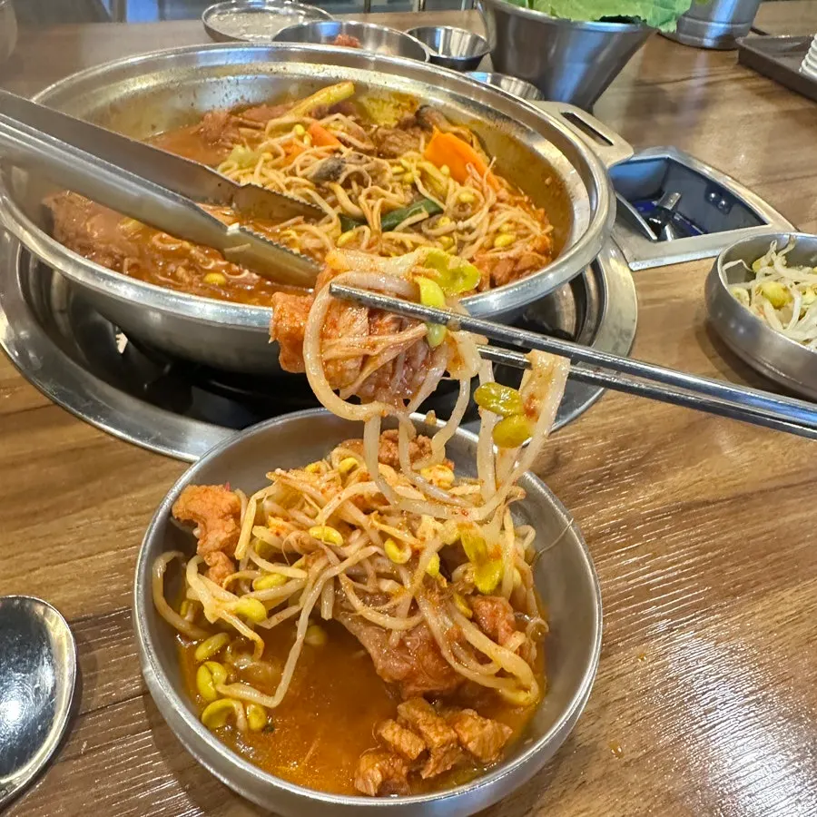 갈비와 콩나물을 함께 집은 모습