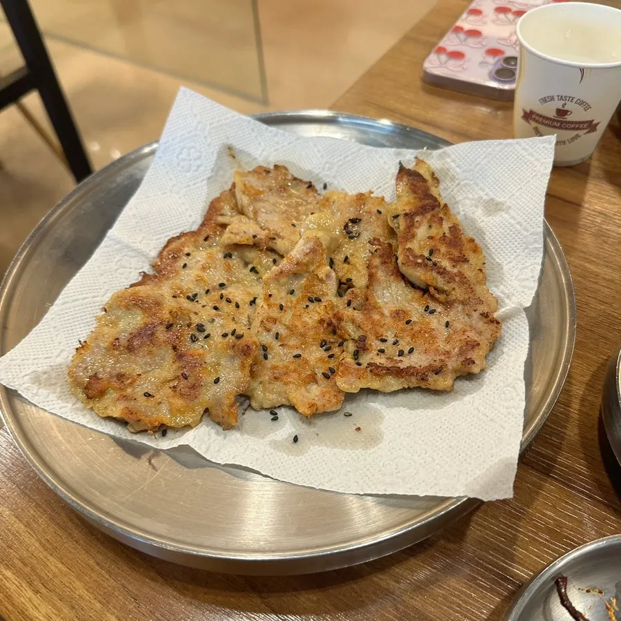 한입 크기로 썰려 나온 육전 한 접시