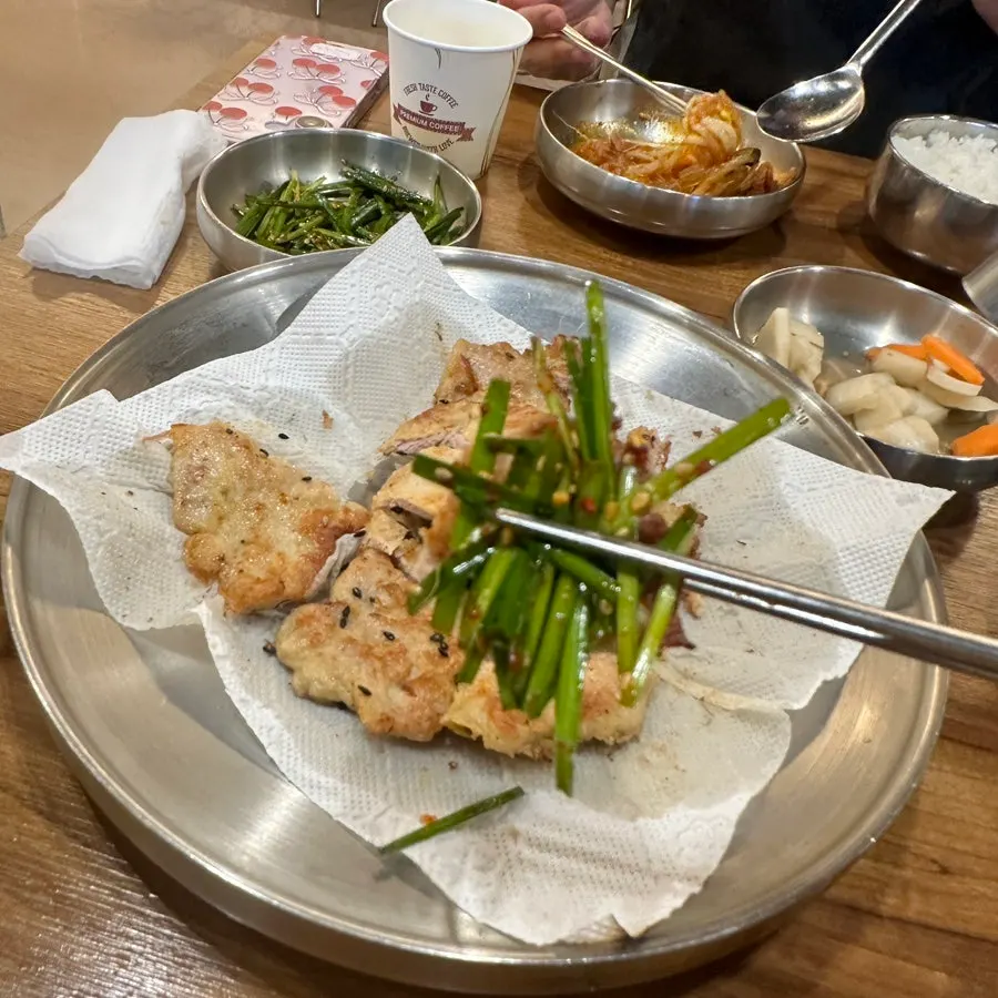 밑반찬으로 나온 부추무침