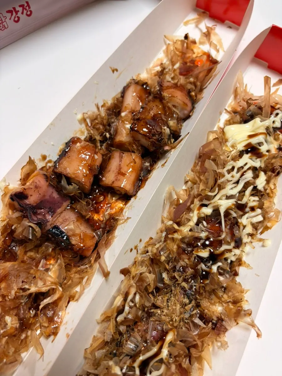 가쓰오부시를 올린 문어꼬치