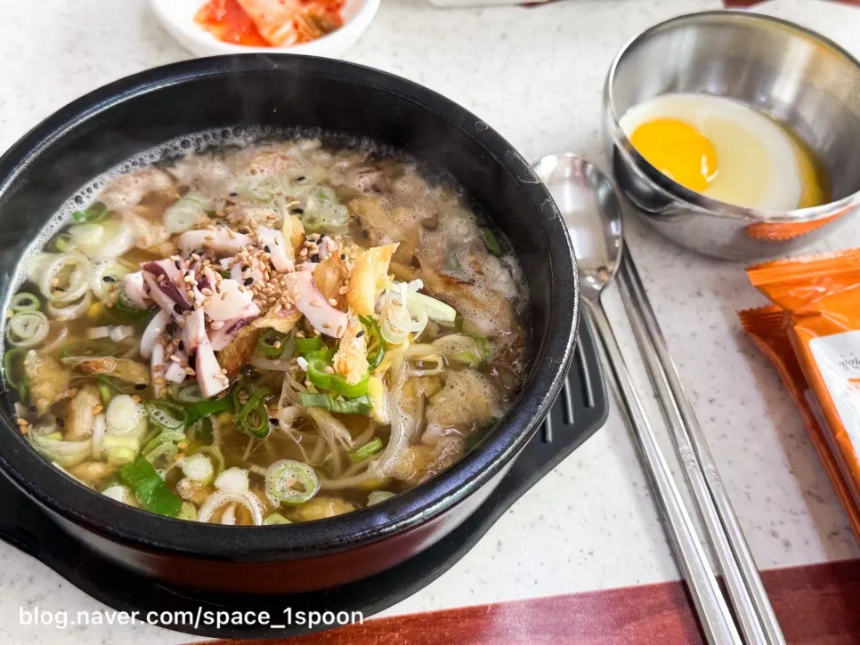 뚝배기에 끓여 나온 황제콩나물국밥