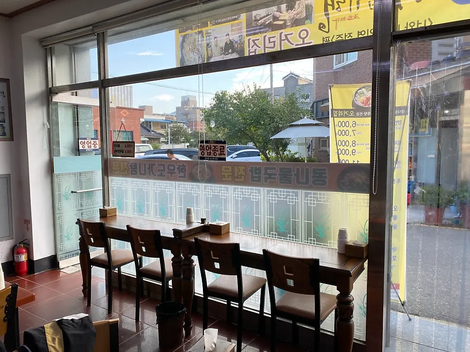 오거리집 실내 테이블 전경