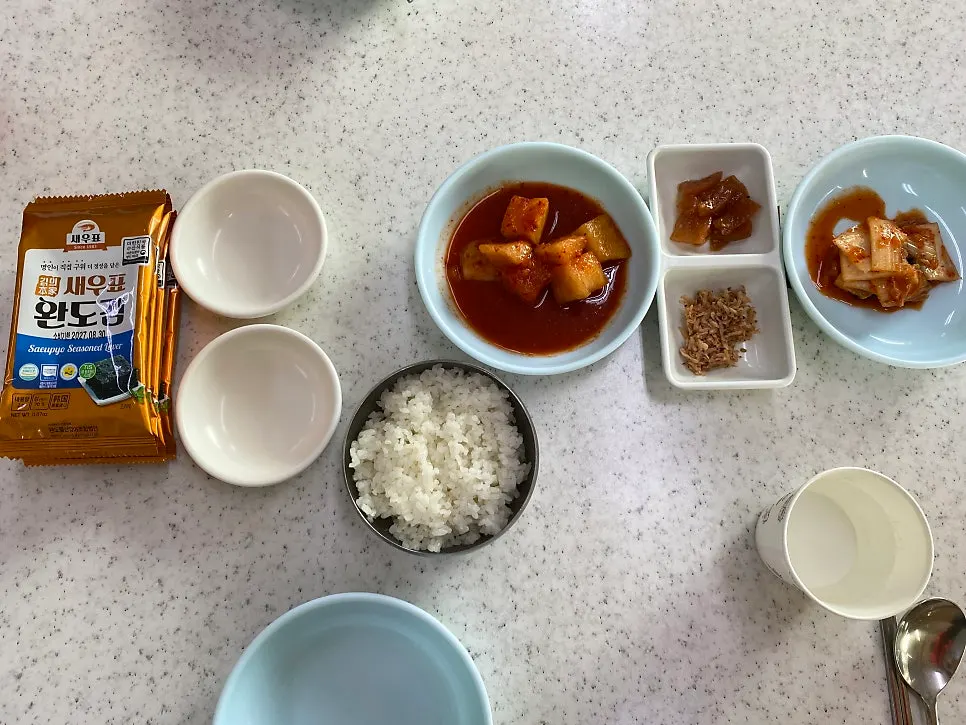 정갈하게 차려진 밑반찬 접시들