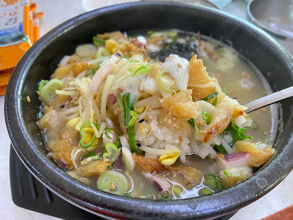 숟가락으로 떠올린 콩나물국밥