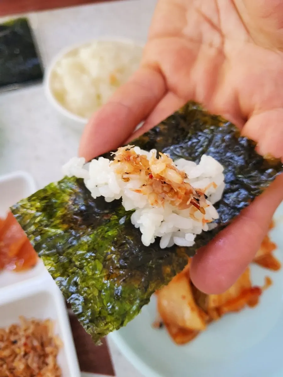 Wrapping rice and salted shrimp relish in seaweed