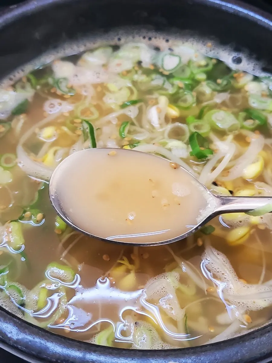 Broth of the restorative-stock bean sprout soup