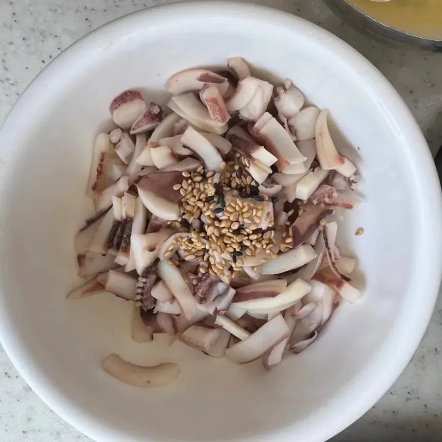 Squid and other ingredients in the added-squid bean sprout soup