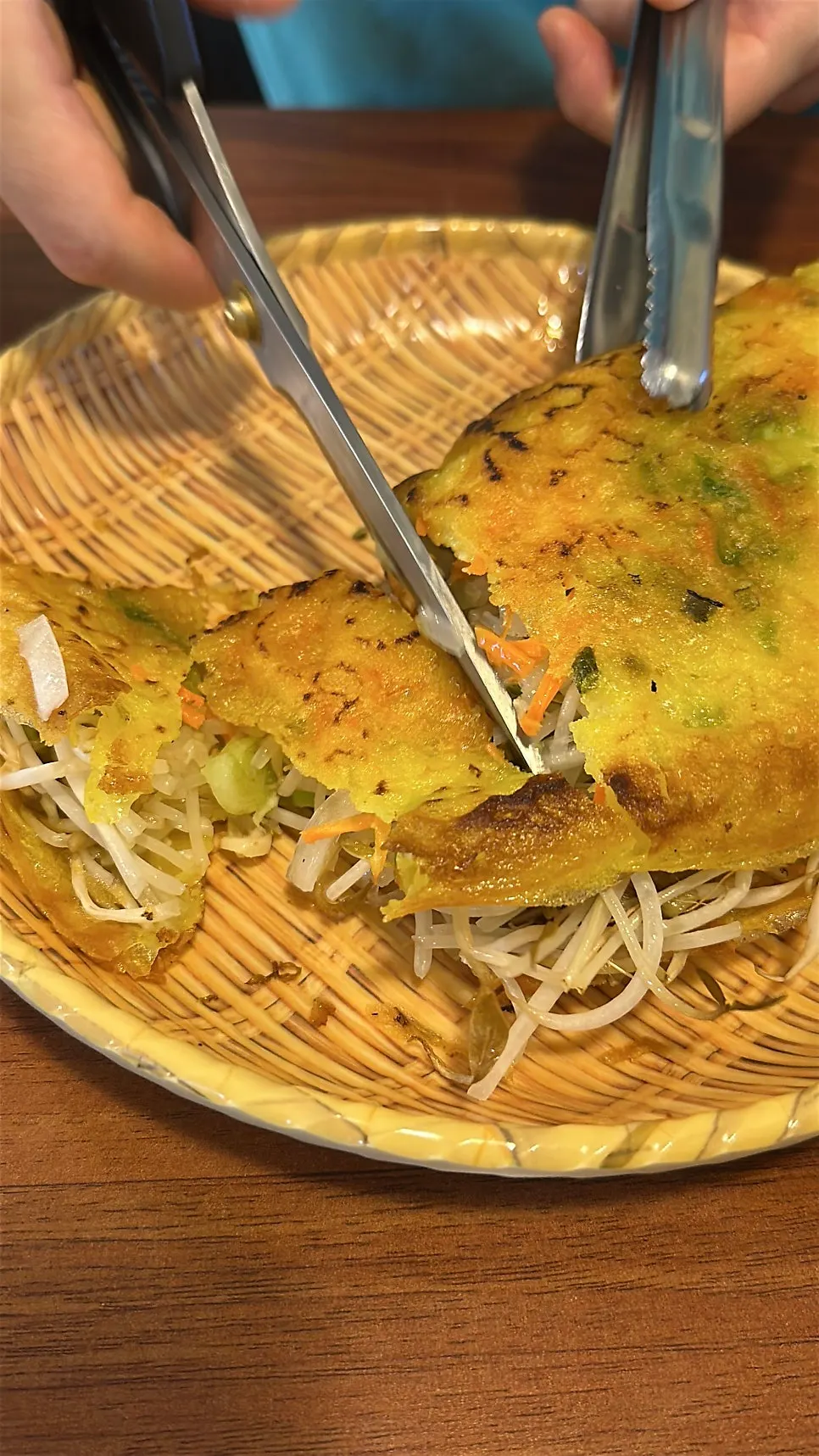 QR code guide showing how to wrap banh xeo