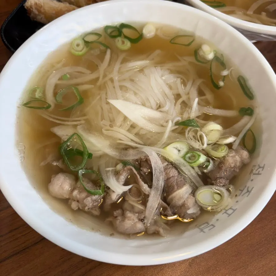 A bowl of beef brisket pho