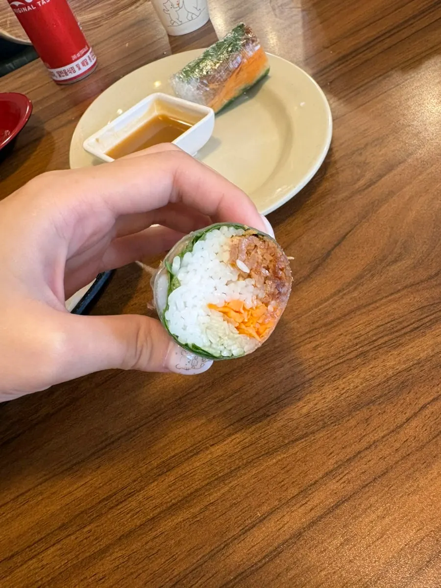 Fresh spring rolls filled with shrimp and vegetables