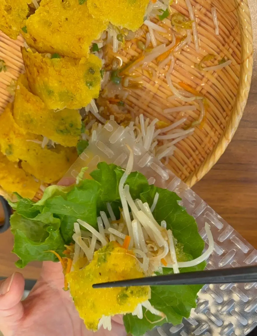 QR code screen showing how to eat banh xeo