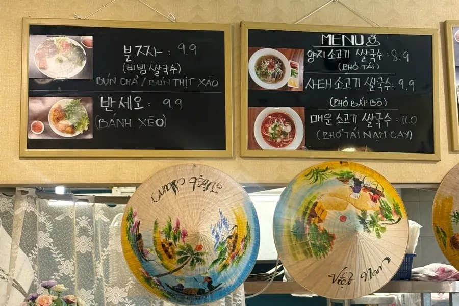 포담 쌀국수와 베트남 음식 메뉴판