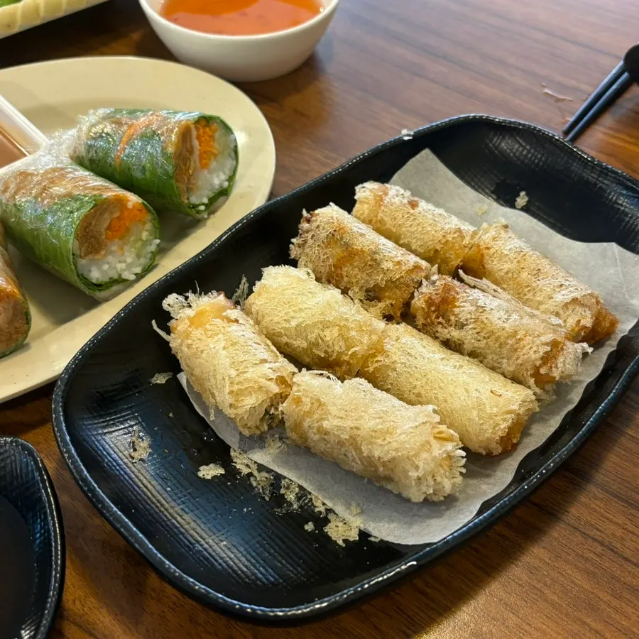 매운 쌀국수 국물과 양지 고기