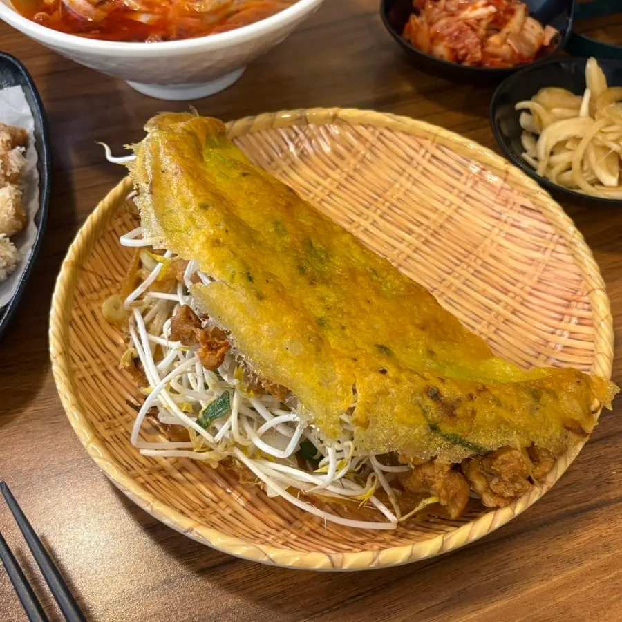 갓 튀겨 나온 포담 짜조 8개