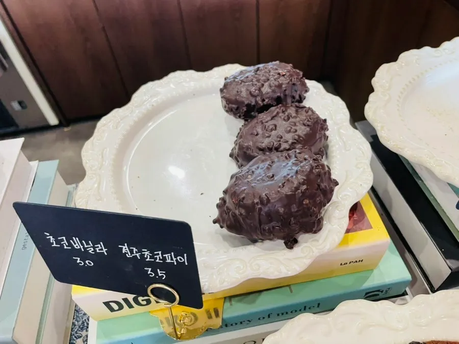 Display of hwangchi cheese and homemade apple financiers