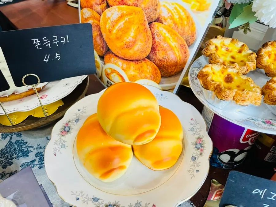 Display trays sorted by financier flavor
