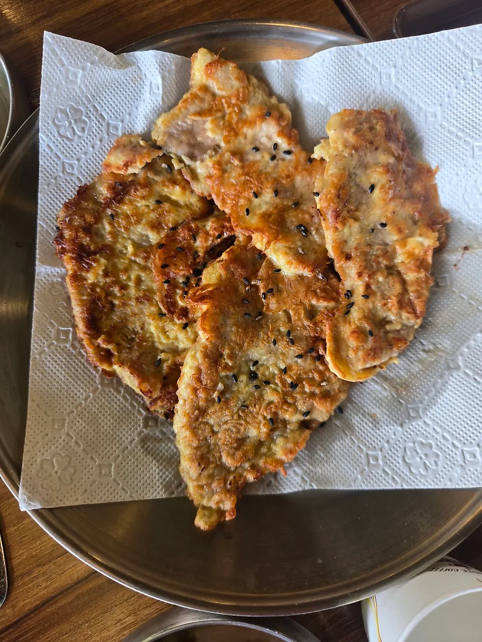 깨를 올린 도톰한 육전 한 접시