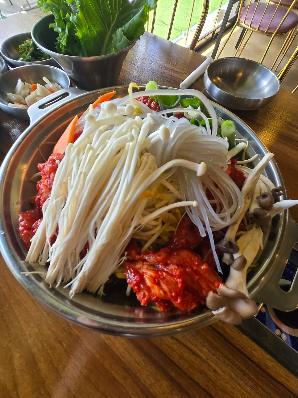 콩나물과 당면이 수북한 물갈비 전골냄비