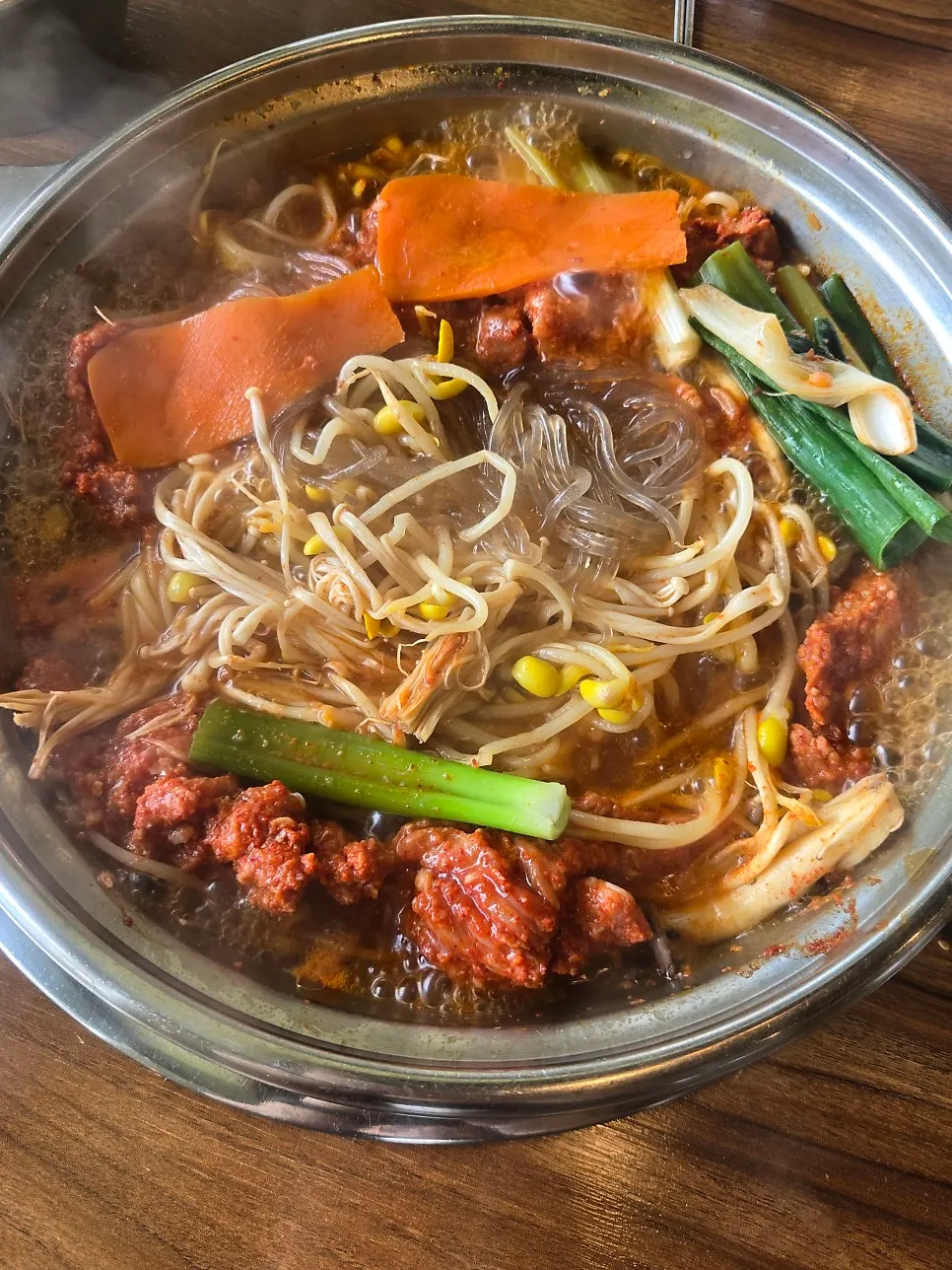 콩나물과 당면을 함께 집은 모습