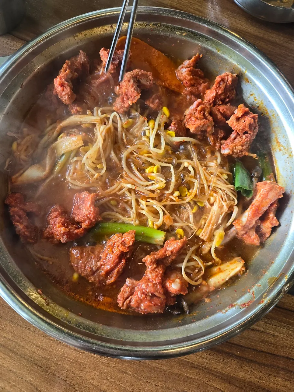 양념을 머금은 당면과 아삭한 콩나물