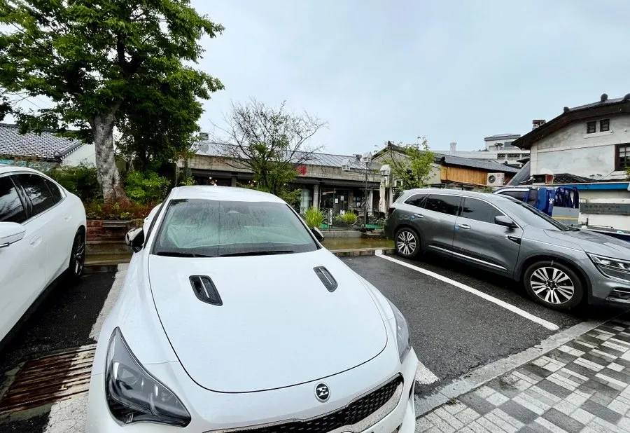 Parking spaces in front of the restaurant