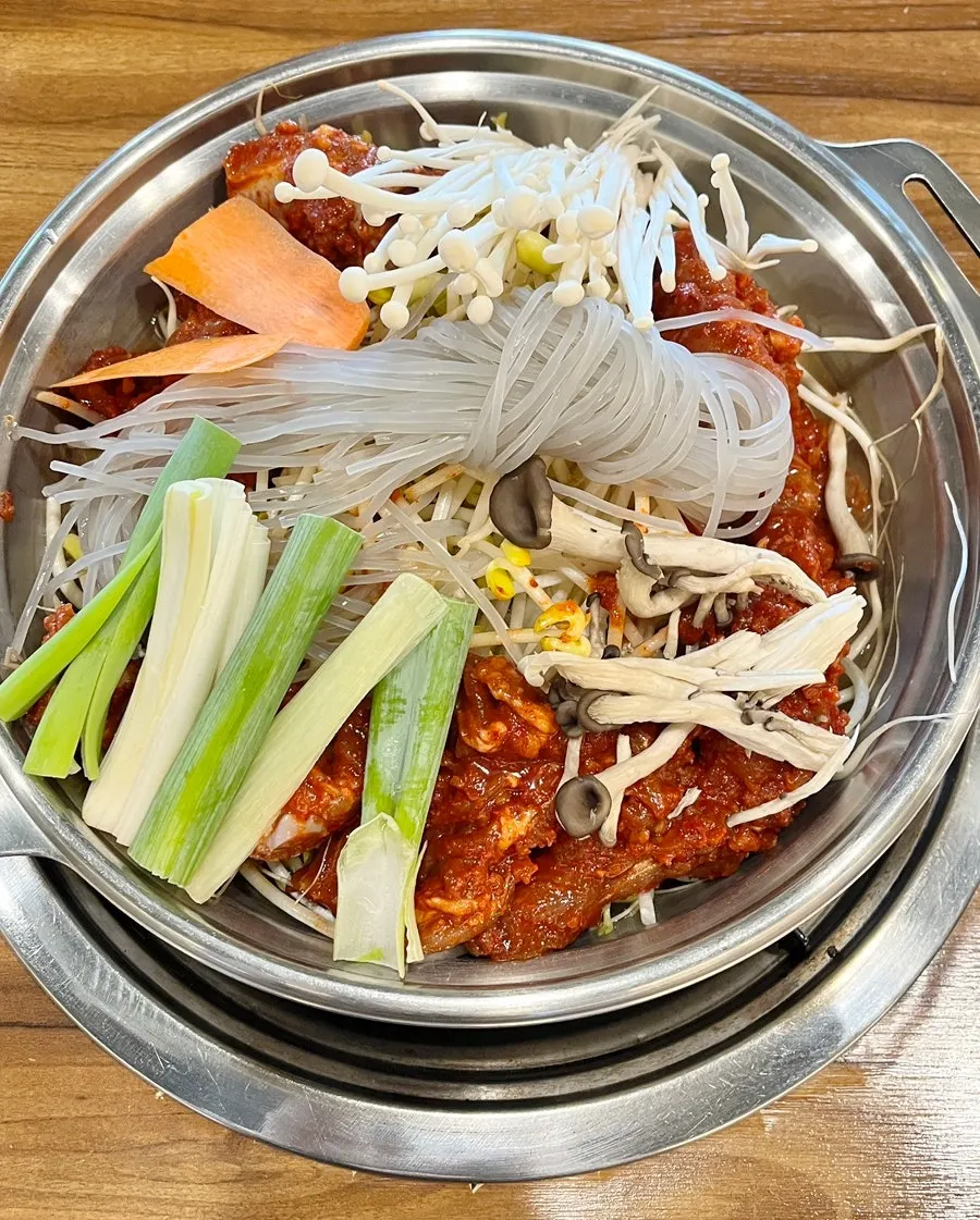 Galbi hot pot with ribs and vegetables