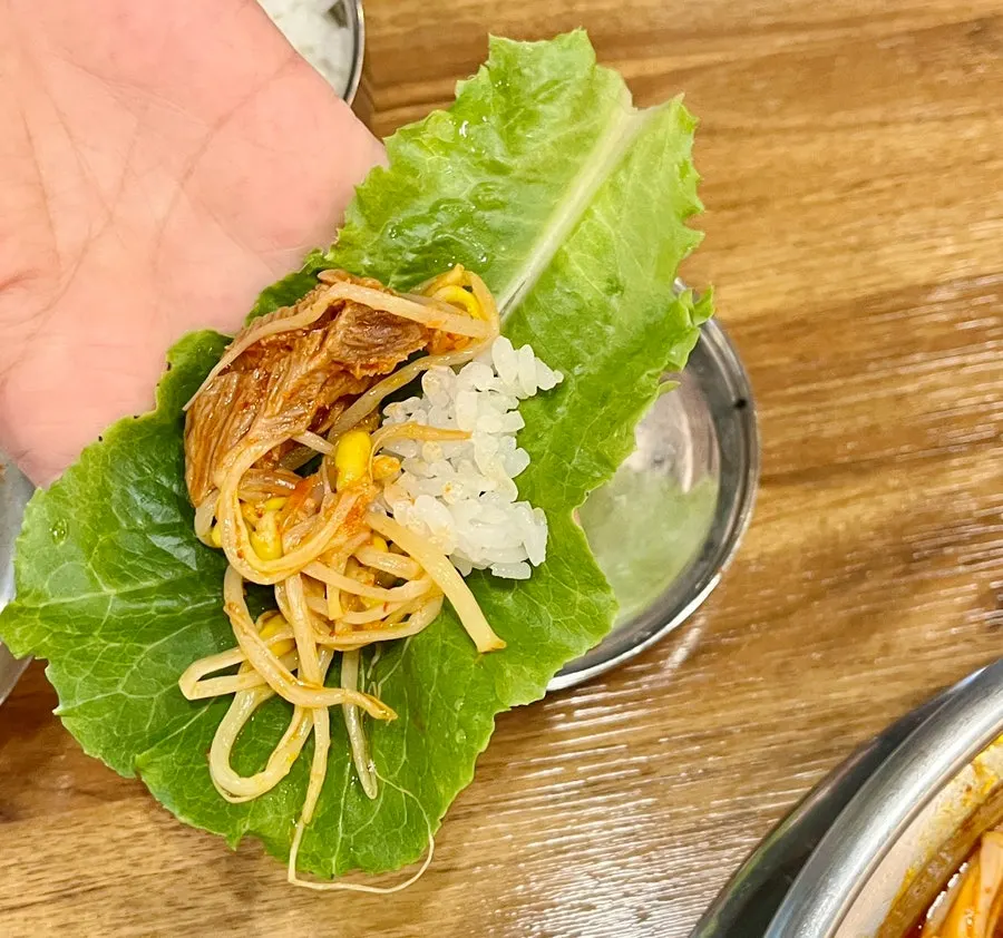 Lettuce wrap with galbi and garlic
