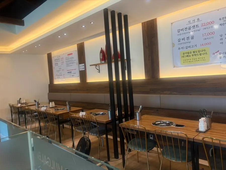 나무색 인테리어의 넓은 매장 내부