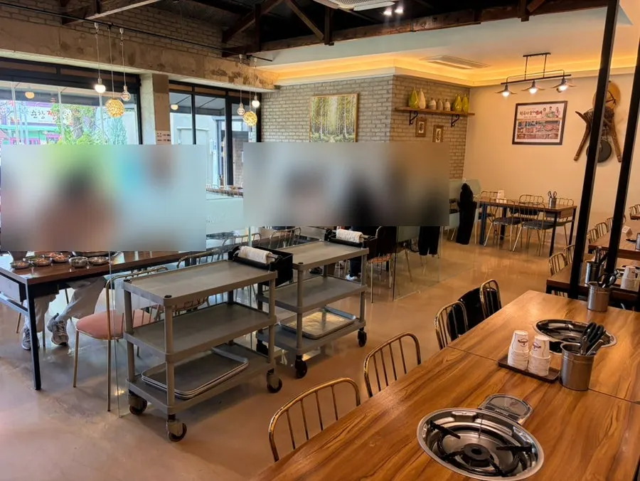 전통 소품이 놓인 한옥 분위기 실내