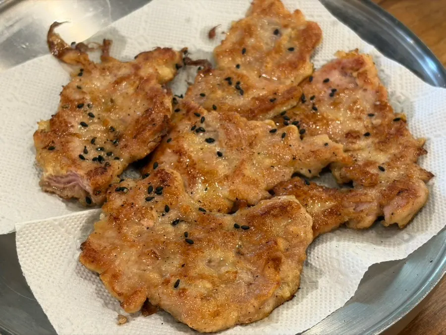 두툼하게 부친 한옥마을 육전 한 접시