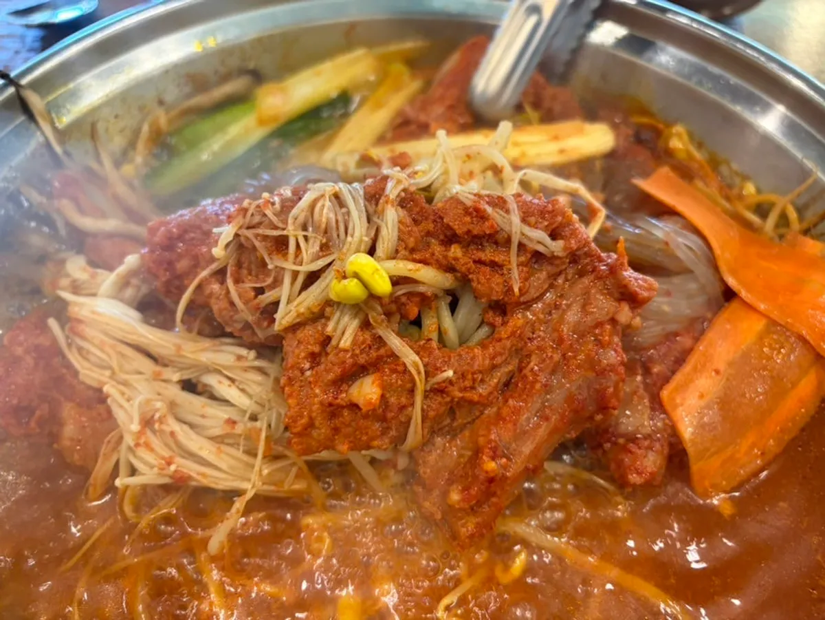 양념이 밴 당면과 콩나물이 든 물갈비